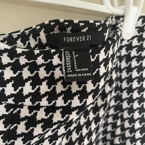 Y2K Forever 21 pleated Black and White Houndstooth Skirt NWOT size SMALL - Picture 3 of 4